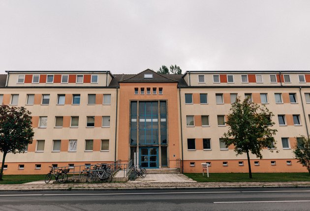 Haupteingang des viergeschossigen Studierendenwohnheims Max-Kade-Haus