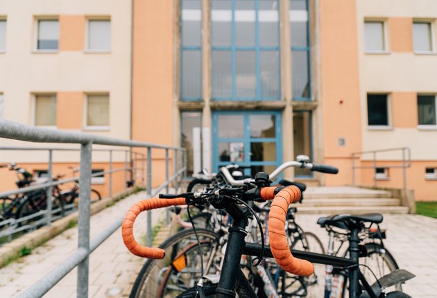 Parkende Fahrräder vor dem Haupteingang des Wohnheims.